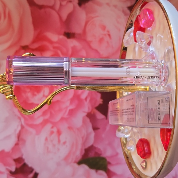 Bout Face Light Lock Lipgloss color Not all at Once/clear gloss - Picture 2 of 3